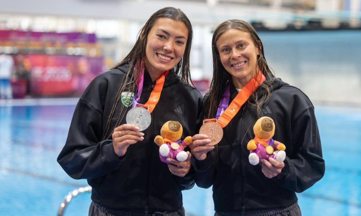 Ana Lúcia dos Santos e Luana Lira posam com as medalhas conquistadas no trampolim de 1m nos Jogos Sul-Americanos Santa Fé 2026