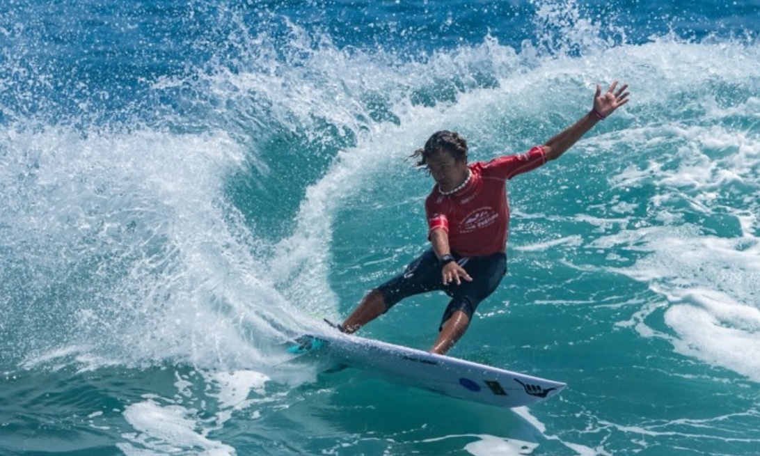 Na imagem, Arthur Vilar acertando um cut-back na onde de El Salvador.
