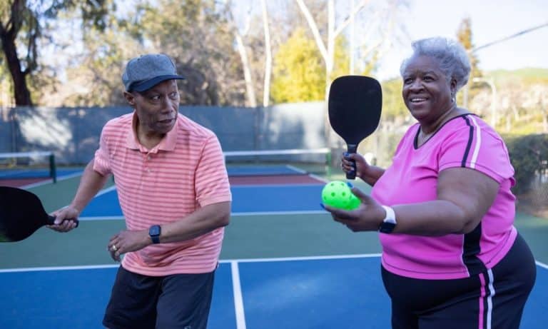 Quer começar um esporte depois dos 60? Veja como escolher uma modalidade considerando preferências, rotina, segurança e nível de condicionamento.