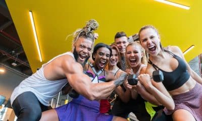 Treinar acompanhado pode facilitar a rotina de exercícios? Veja como amigos, família e grupos podem ajudar na constância.