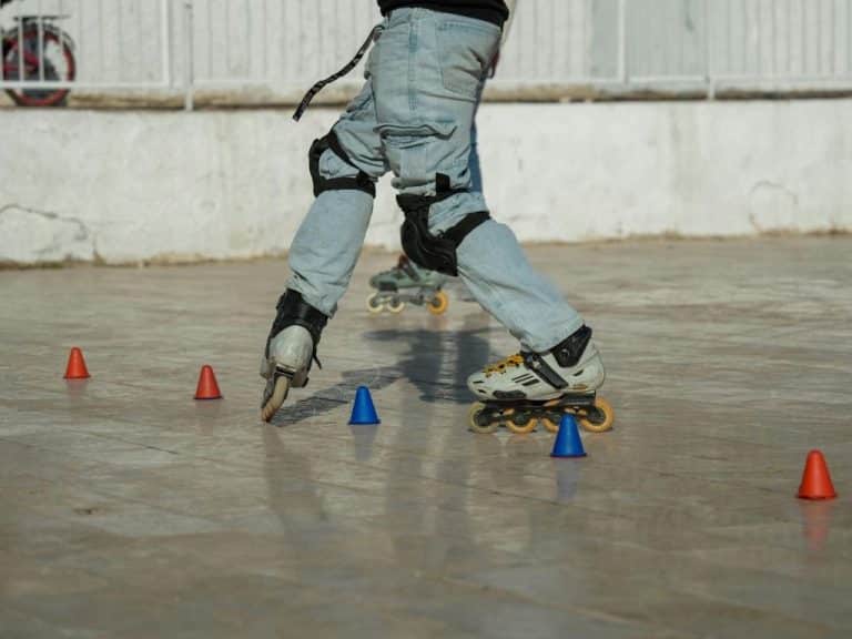 patinação, patins, esporte recreativo, atividade física, equilíbrio, coordenação motora, exercício aeróbico, bem-estar, modalidades esportivas