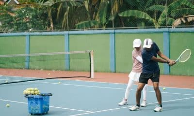Tênis para adultos iniciantes cresce como opção de esporte, saúde e lazer. Veja como começar e quais benefícios a modalidade oferece.