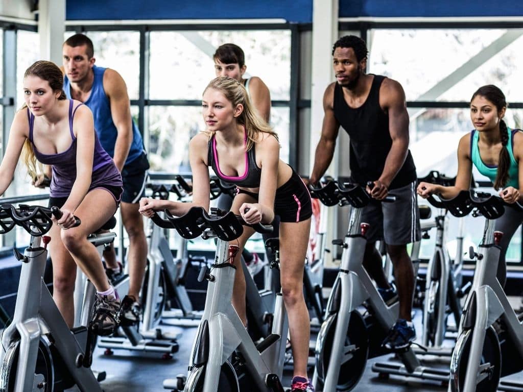 ciclismo indoor, spinning, bicicleta, atividade física, cardio, academia, saúde, bem-estar