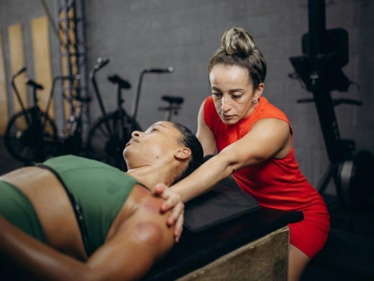 massagem esportiva, recuperação muscular, treino, musculação, corrida, atletas, fisioterapia esportiva, bem-estar