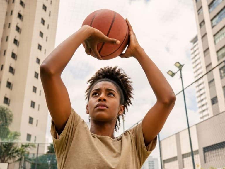 Por que adultos travam quando voltam a praticar esportes?
