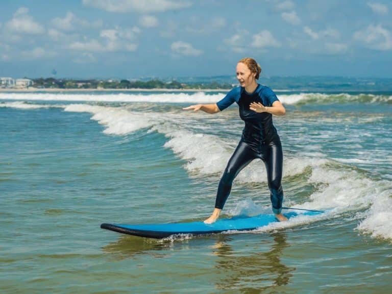 surf, esportes aquáticos, atividade física, bem-estar, turismo esportivo, praia, saúde