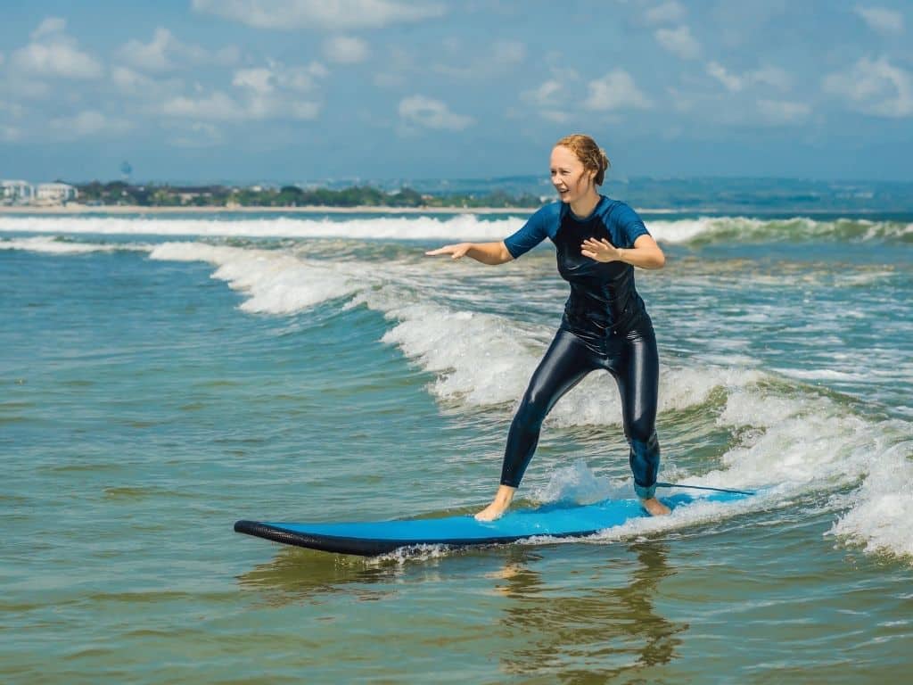 surf, esportes aquáticos, atividade física, bem-estar, turismo esportivo, praia, saúde
