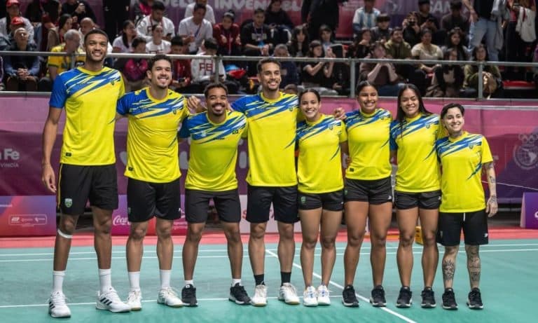 A seleção brasileira garantiu nove medalhas no badminton dos Jogos Sul-Americanos de Santa Fé 2026. A equipe avançou no simples e nas duplas