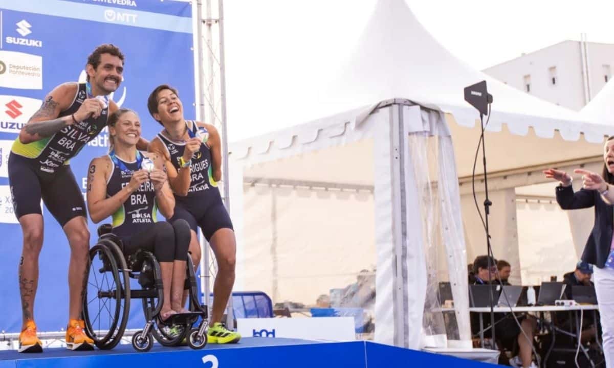 Jéssica Ferreira, Ruiter Silva e Erica Rodrigues, medalhistas de bronze para o Brasil no revezamento misto no Mundial de Paratriatlo