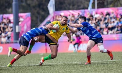 Na imagem, um dos jogadores do Brasil de rúgbi tomando um tackle duplo de seus adversários.