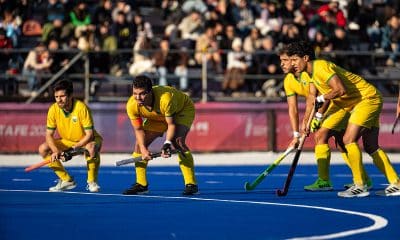 Na imagem, time do Brasil de hóquei sobre a grama masculino esperando pelo penalty corner.