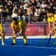Na imagem, time do Brasil de hóquei sobre a grama masculino esperando pelo penalty corner.