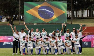 Na imagem, o time Brasil de softbol comemorando melhor campanha nos Jogos Sul-Americanos.