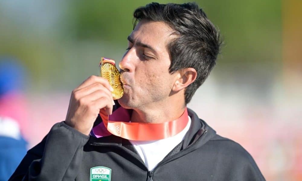 Caio Bonfim com a medalha de ouro nos Jogos Sul-Americanos de Santa Fé-2026