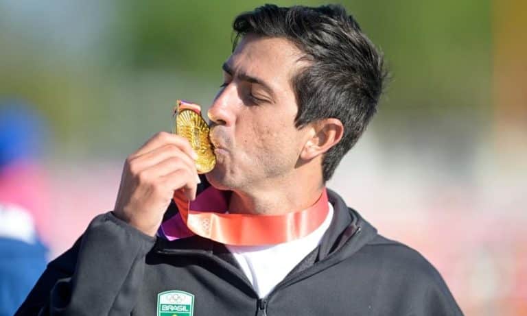 Caio Bonfim com a medalha de ouro nos Jogos Sul-Americanos de Santa Fé-2026