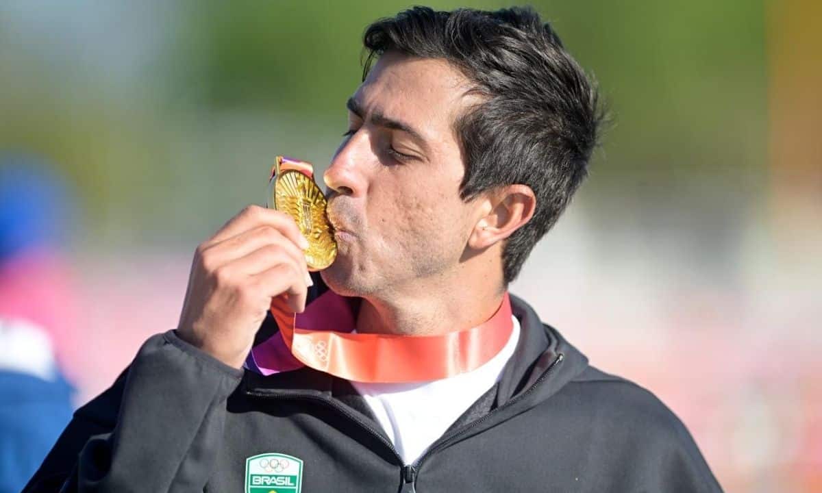 Caio Bonfim com a medalha de ouro nos Jogos Sul-Americanos de Santa Fé-2026