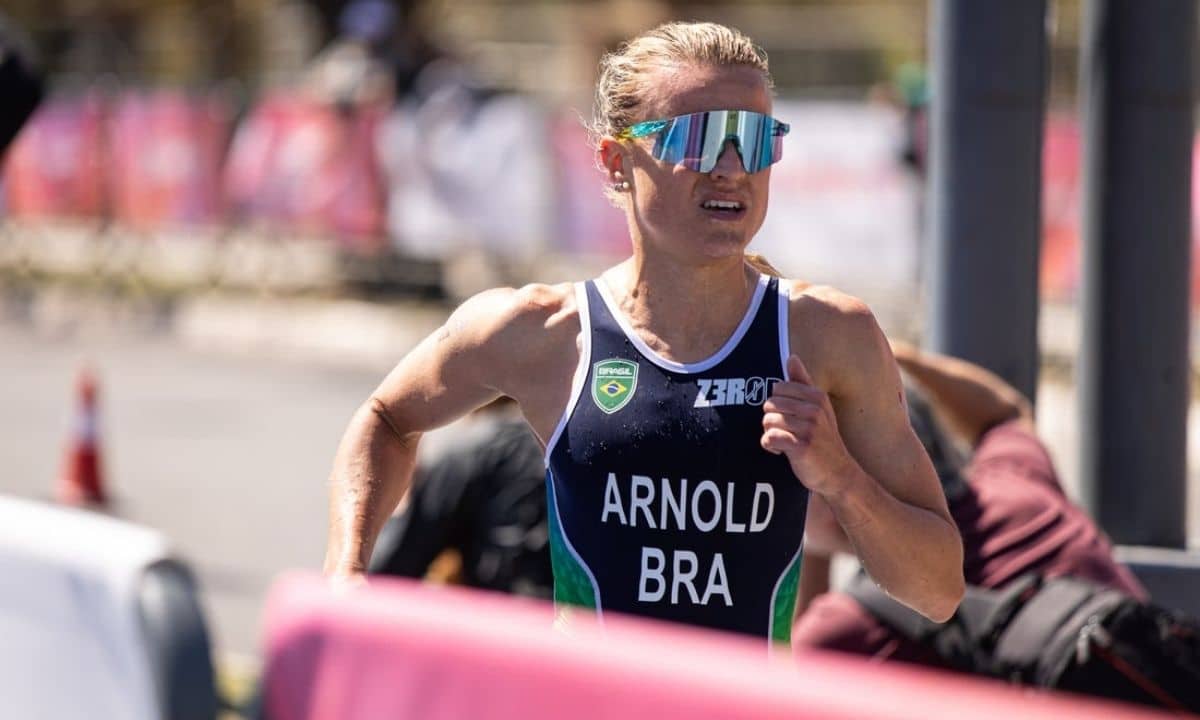 Djenyfer Arnold na prova de triatlo nos Jogos Sul-Americanos de Santa Fé-2026