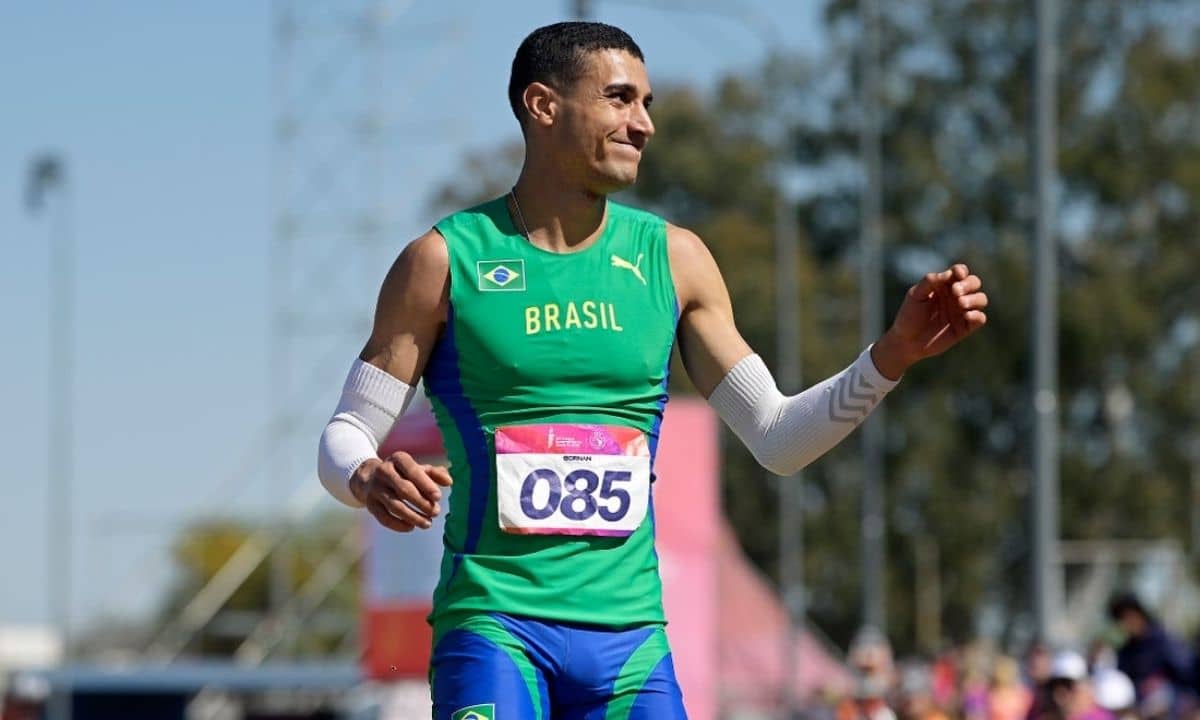 Elton Júnior, medalhista de ouro no salto triplo nos Jogos Sul-Americanos de Santa Fé-2026