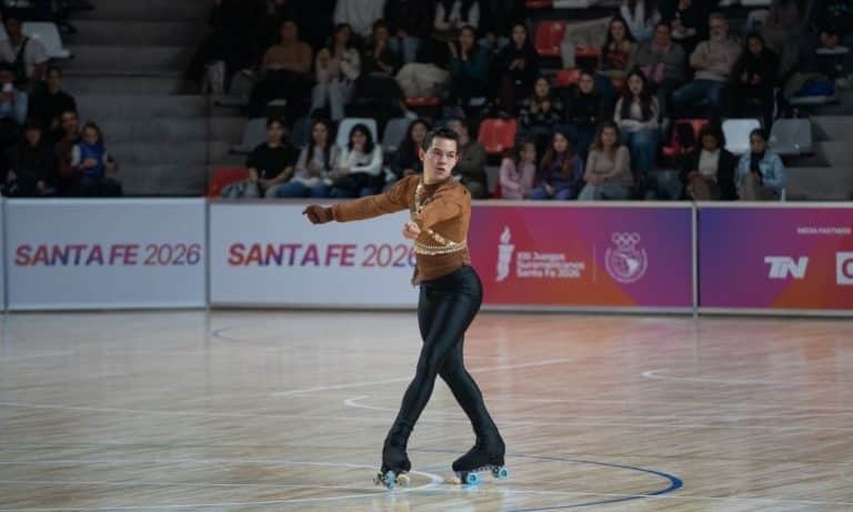 Erik Medziu conquista a medalha de bronze para o Brasil na patinação artística em Santa Fé, nesta terça-feira (15)