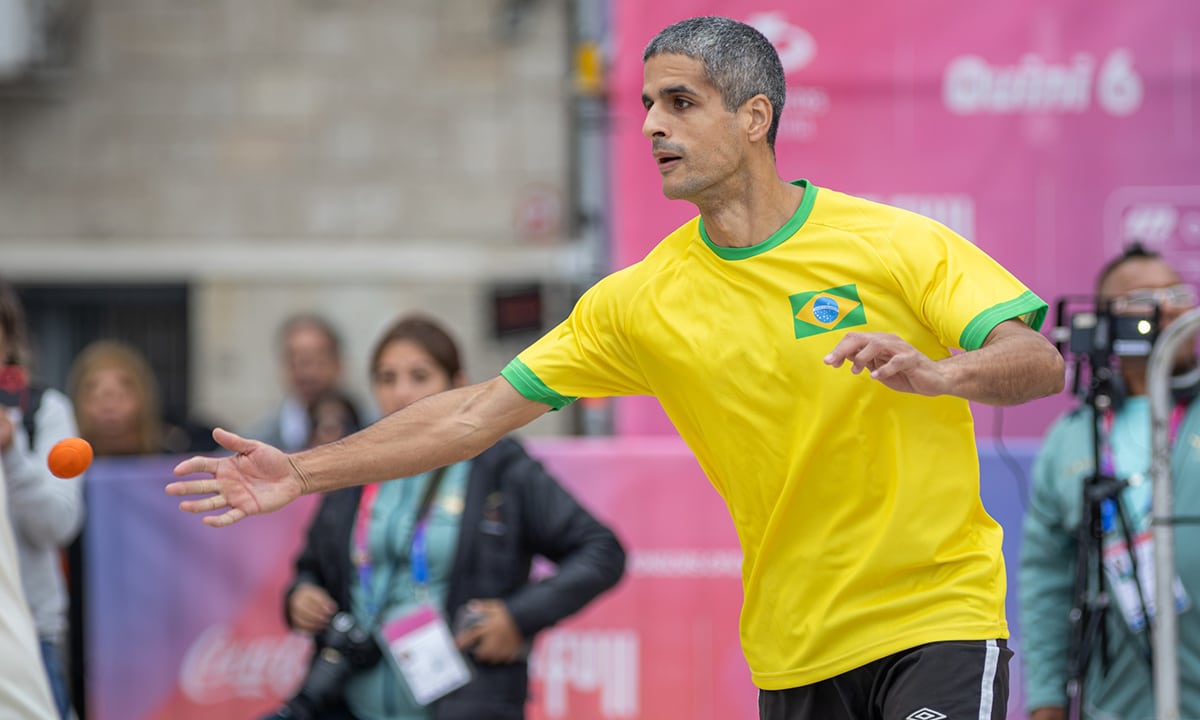 Na imagem, Filipe Otheguy rebatendo a bolinha do frontball.