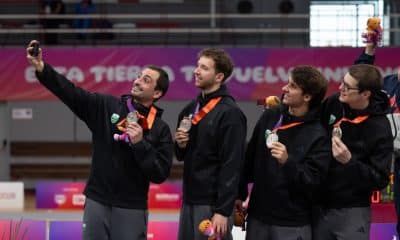 Guilherme Toldo tira selfie com a equipe do florete, que conquistou a prata nos Jogos Sul-Americanos
