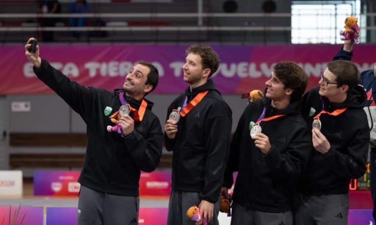 Guilherme Toldo tira selfie com a equipe do florete, que conquistou a prata nos Jogos Sul-Americanos