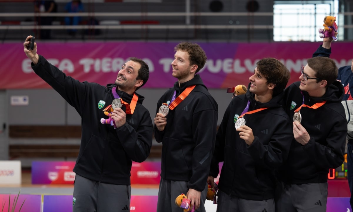 Guilherme Toldo tira selfie com a equipe do florete, que conquistou a prata nos Jogos Sul-Americanos