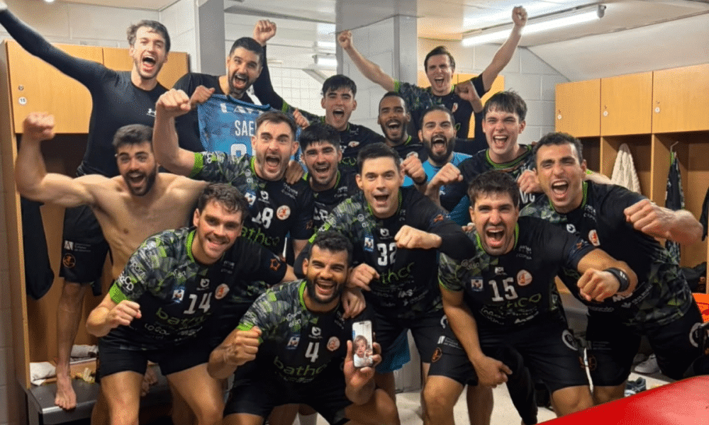 Os brasileiros Rangel Rosa, Márcio Alan e Mikael Cândido festejando no vestiário a vitória (Foto: Instagram @bmtorrelavega)