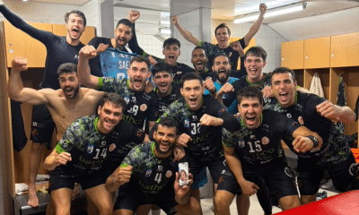 Os brasileiros Rangel Rosa, Márcio Alan e Mikael Cândido festejando no vestiário a vitória (Foto: Instagram @bmtorrelavega)
