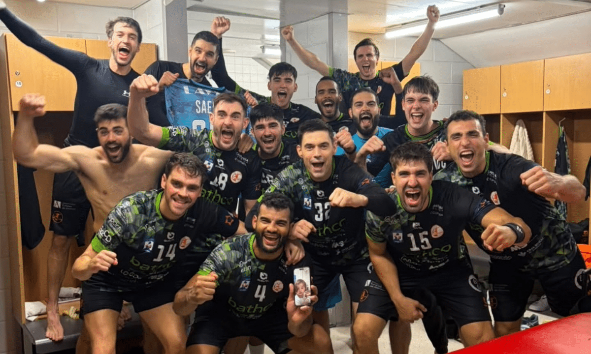 Os brasileiros Rangel Rosa, Márcio Alan e Mikael Cândido festejando no vestiário a vitória (Foto: Instagram @bmtorrelavega)