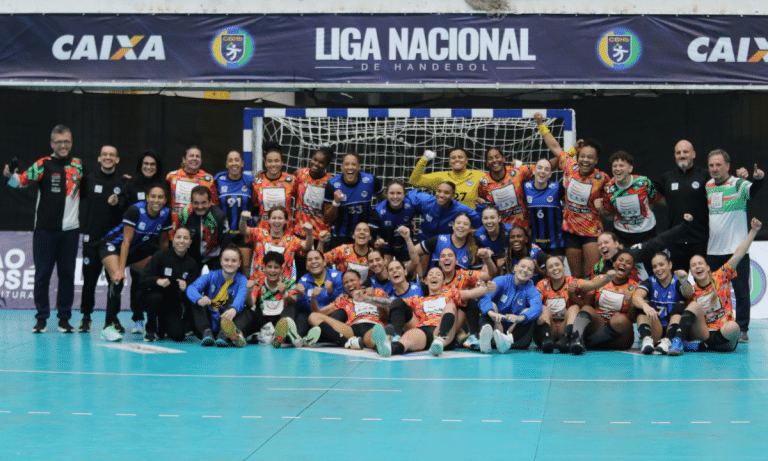 Os times de Pinheiros e Cascavel fizeram foto juntas após a partida (Foto: Instagram @impacto.fotop)