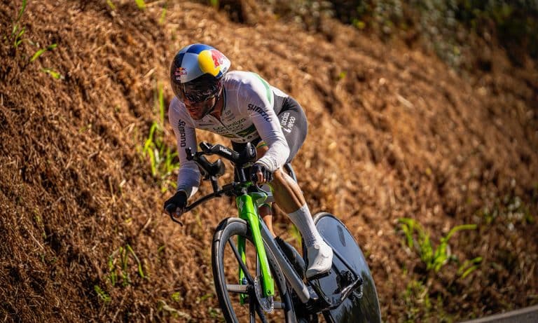 Na imagem, Henrique Avancini fazendo a curva com sua bicicleta de crono.