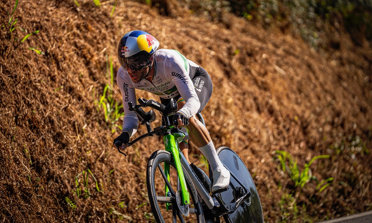 Na imagem, Henrique Avancini fazendo a curva com sua bicicleta de crono.