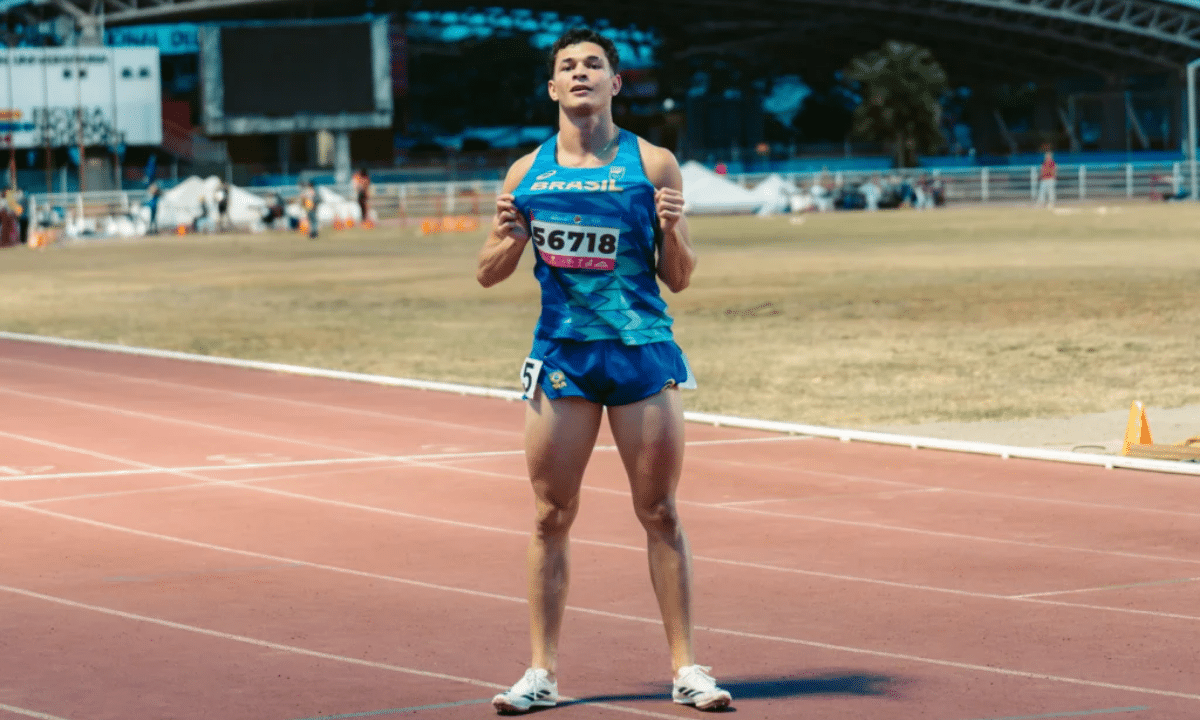 Hentony Carvalho vibra após vencer prova no Grand Prix de Cali | Foto: Divulgação/ Federação Colombiana de Atletismo Paralímpico