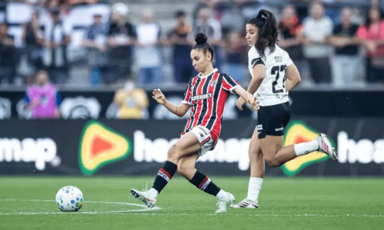 São Paulo mostrou superioridade ofensiva e defensiva contra o Corinthians, mesmo jogando fora de casa. (Foto: Jhony Inacio/Agencia Enquadrar/Folhapress)