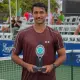 Igor Marcondes segura troféu de vice-campeão do Challenger de San Diego. (Foto: Divulgação)