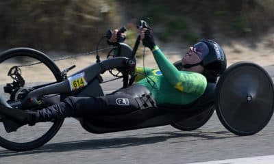 Na imagem, Jady Malavazzi pedalando com sua bicicleta da classe WH3.