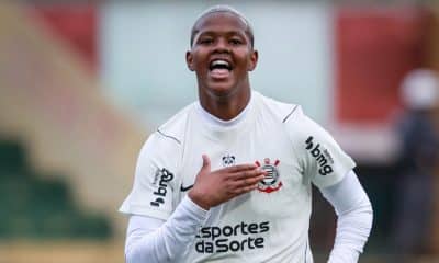 Jhonson comemora gol marcado na partida de volta das quartas de final contra o Cruzeiro pelo Brasileirão feminino 2026
