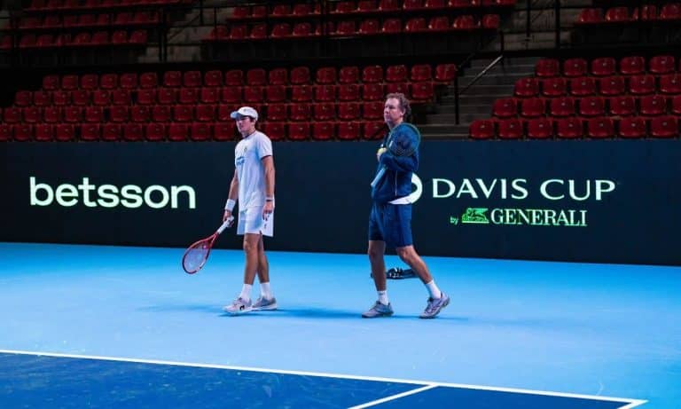 João Fonseca e Jaime Oncins na preparação para Brasil x Suíça pela Copa Davis