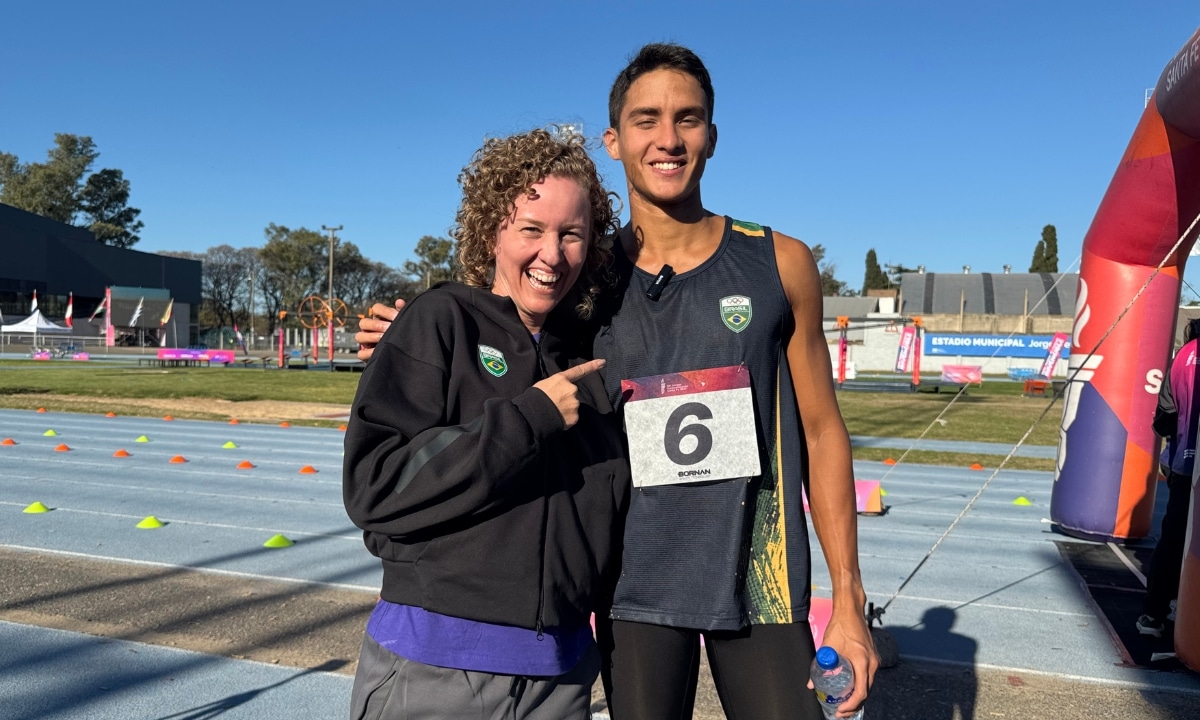 João Victor Acioly vibra com Yane Marques depois de conquistar a medalha de prata no pentatlo moderno nos Jogos Sul-Americanos