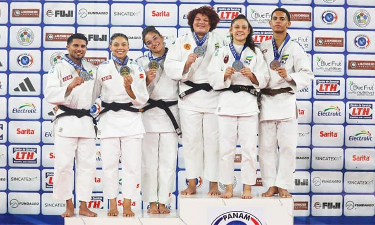 Na imagem, os seis judocas brasileiros que subiram ao pódio no Open em San Salvador.