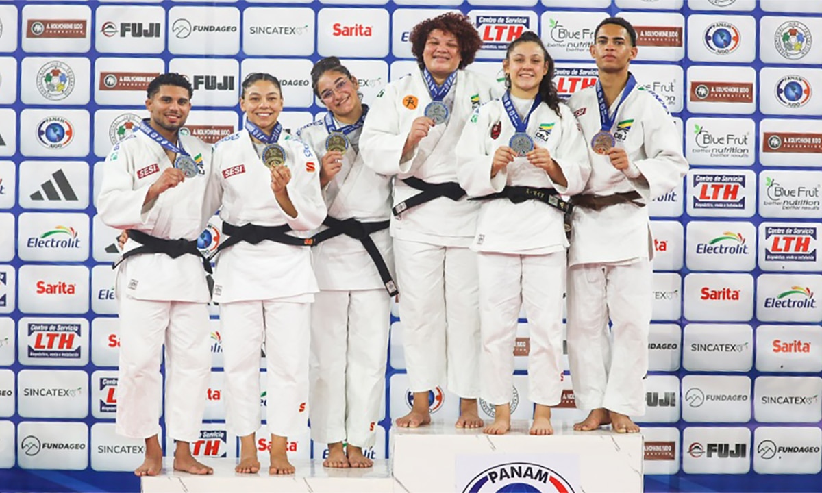 Na imagem, os seis judocas brasileiros que subiram ao pódio no Open em San Salvador.