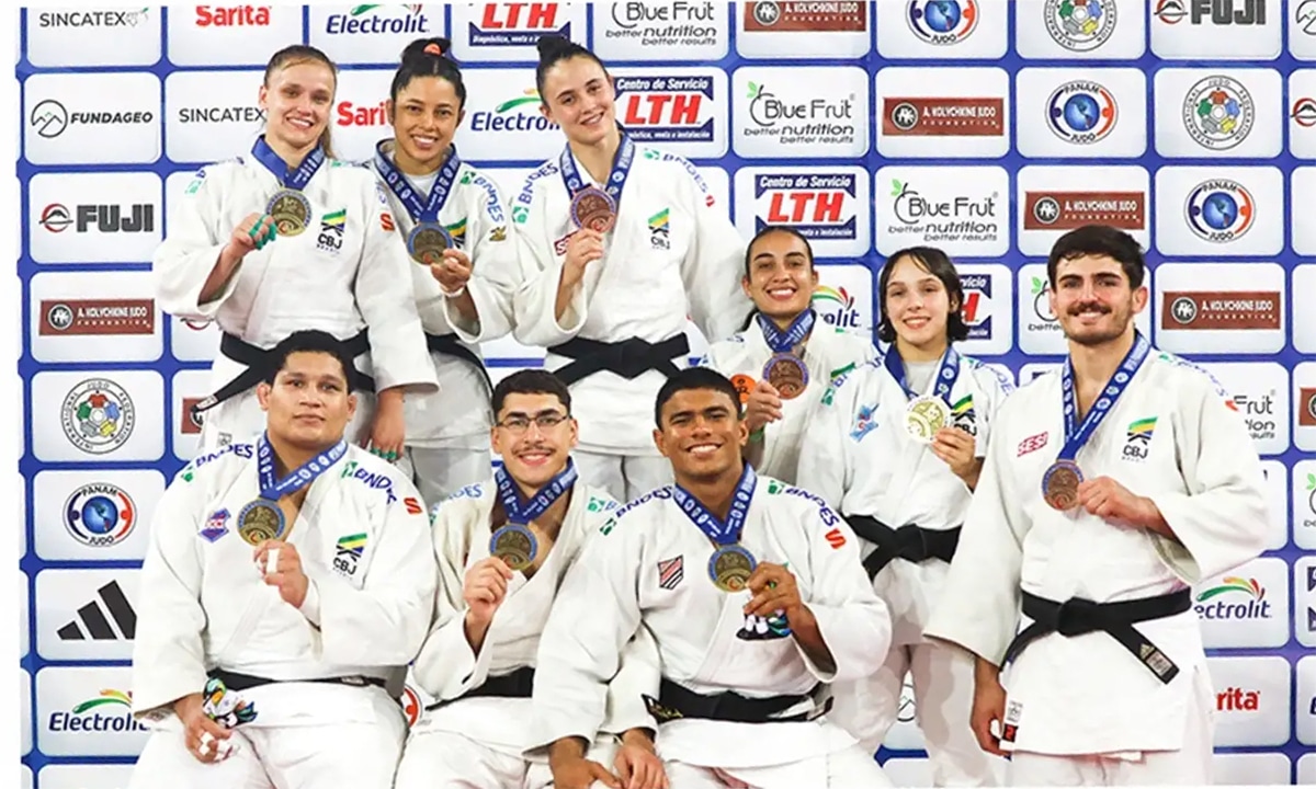 Na imagem, os nove judocas brasileiros que foram ao pódio em San Salvador, com seis ouros e três bronzes.