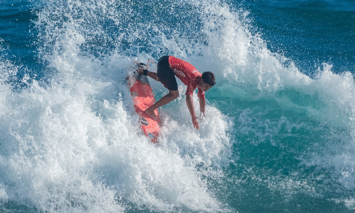 Brasil avança com seus seis surfistas no Sub-18 do Mundial Júnior da ISA. Kalani, Maria Clara e Valentina vencem baterias em El Salvador