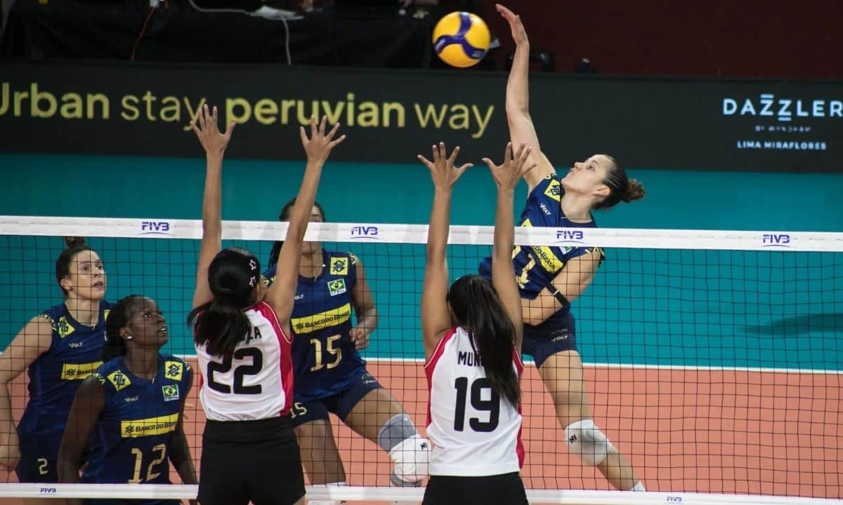 Karina é cortada da seleção brasileira de vôlei após sofrer lesão em jogo-treino, em Saquarema