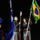 Leo de Deus e Laura Amaro foram os porta-bandeiras do Brasil na cerimônia de abertura dos Jogos Sul-Americanos Santa Fé 2026