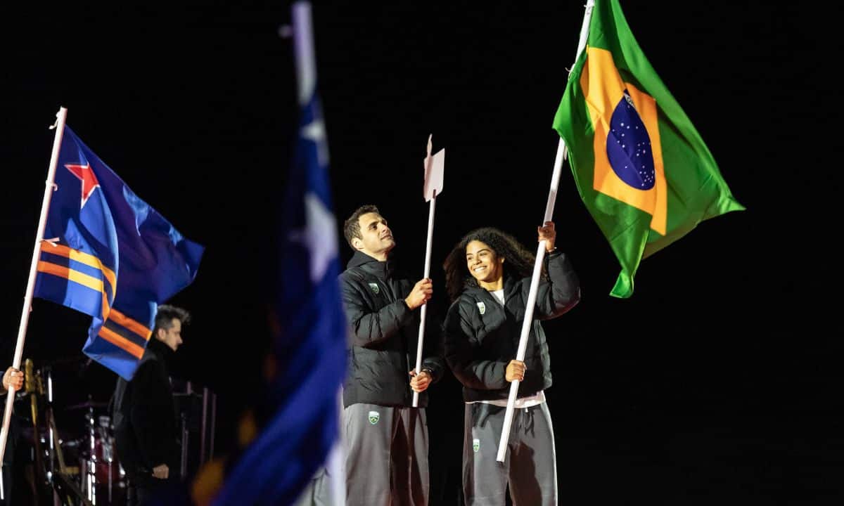 Leo de Deus e Laura Amaro foram os porta-bandeiras do Brasil na cerimônia de abertura dos Jogos Sul-Americanos Santa Fé 2026