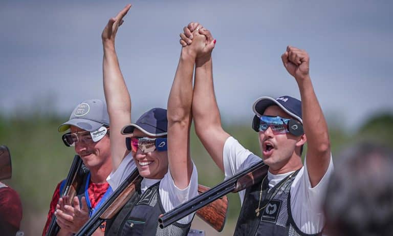 Na imagem, Camilla Cosmoski e Leonardo Lustoza, a dupla brasileira de fossa olímpica que venceu nos Jogos Sul-Americanos, comemorando o resultado.