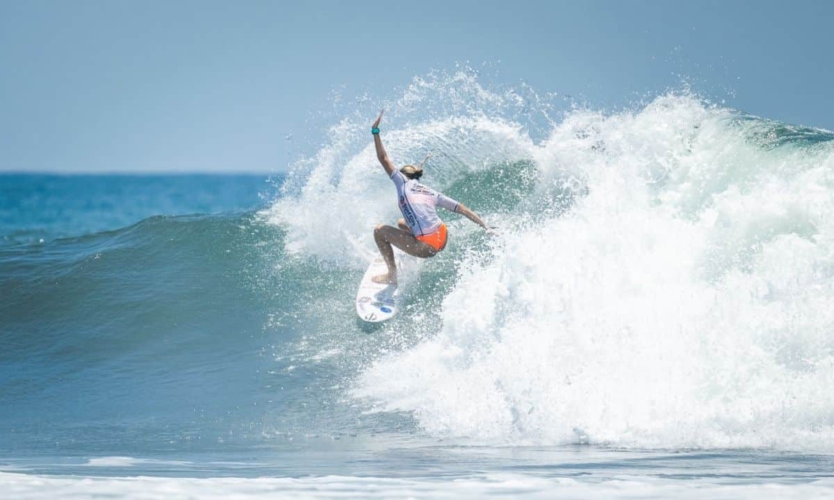 Luara Mandelli no Mundial Júnior de Surfe da ISA, em El Salvador