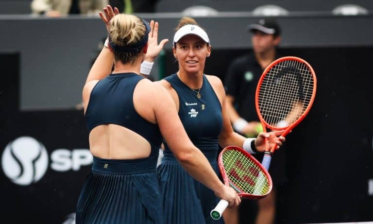 Luisa Stefani e Gabriela Dabrowski durante partida no SP Open 2026